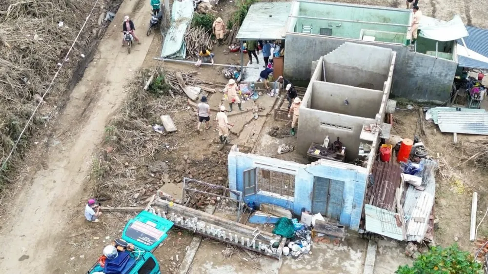 Căn nhà bị sập sau mưa lũ. Ảnh: ĐỨC LINH Tình nguyện 007.jpg