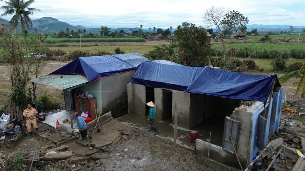 Một căn nhà được che chắn, giúp bà con có nơi ở tạm. Ảnh: ĐỨC LINH tình nguyện 009.jpg
