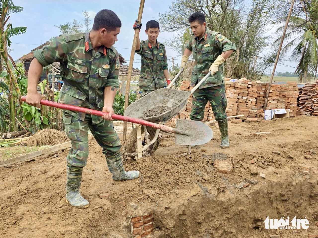 Bộ đội xuyên đêm xây nhà cho dân vùng lũ Phú Yên 2 xây nhà - Ảnh 2.