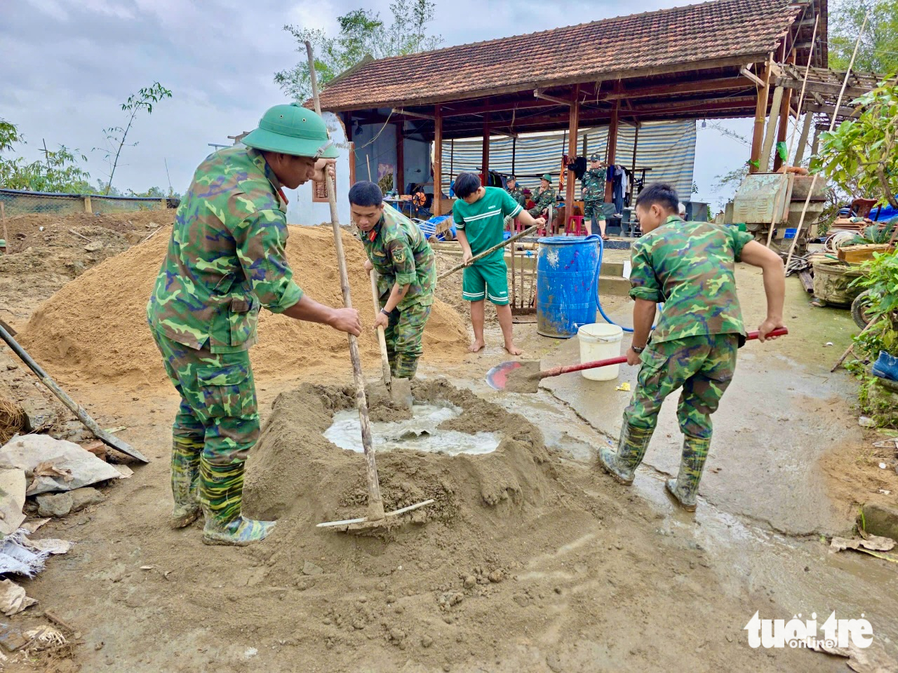 Bộ đội xuyên đêm xây nhà cho dân vùng lũ Phú Yên 4 xây nhà - Ảnh 3.