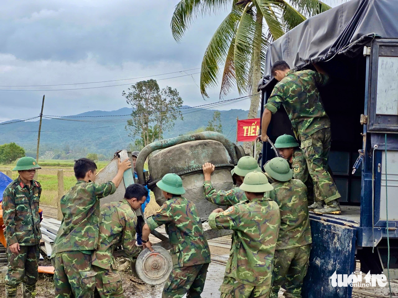 Bộ đội xuyên đêm xây nhà cho dân vùng lũ Phú Yên 7 xây nhà - Ảnh 6.