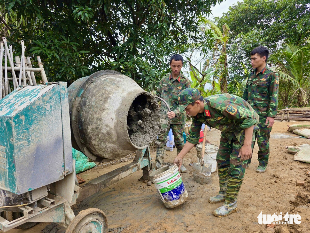 Bộ đội xuyên đêm xây nhà cho dân vùng lũ Phú Yên 8 xây nhà - Ảnh 7.