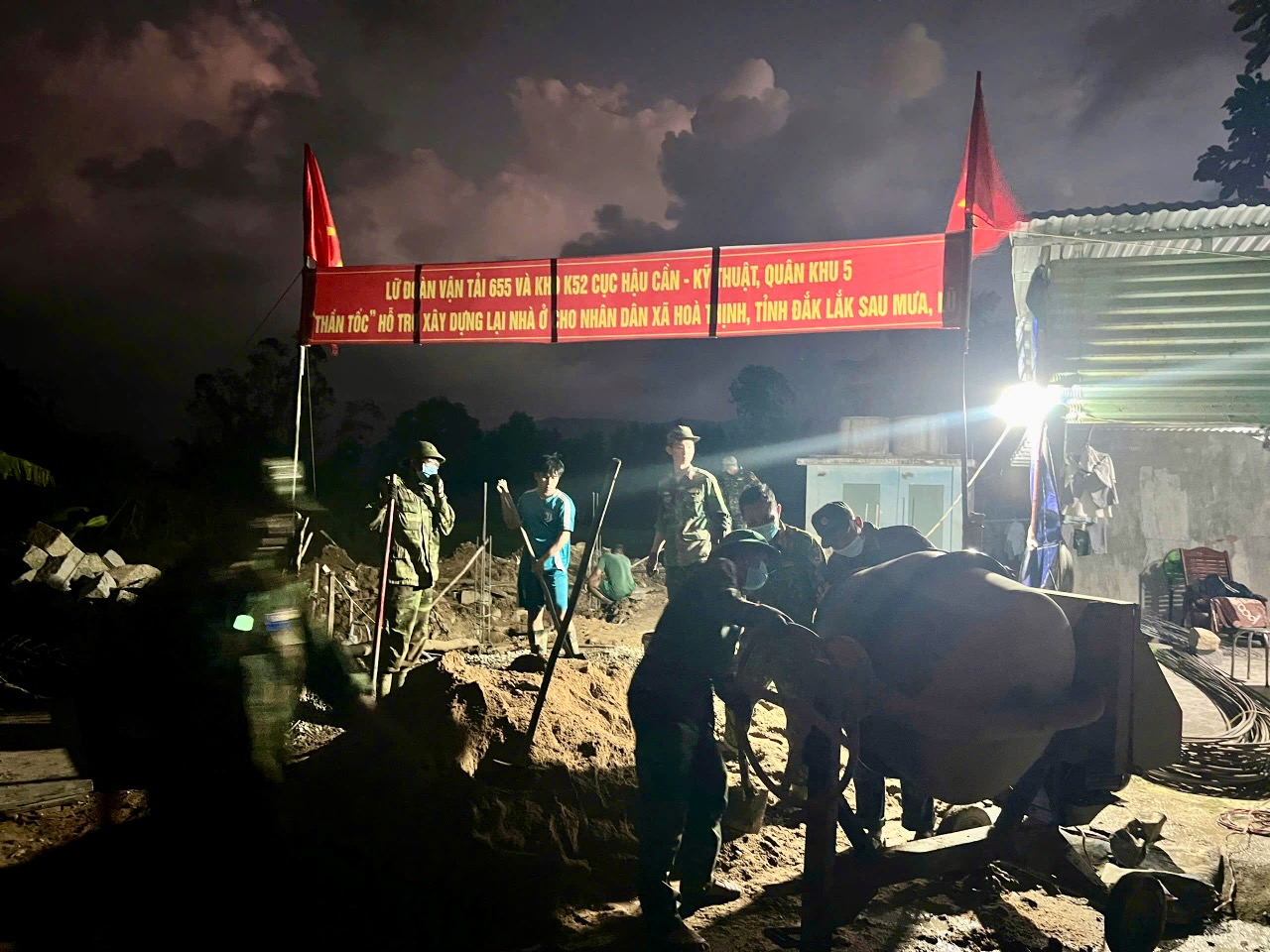 Bộ đội xuyên đêm xây nhà cho dân vùng lũ Phú Yên 9 xây nhà - Ảnh 8.