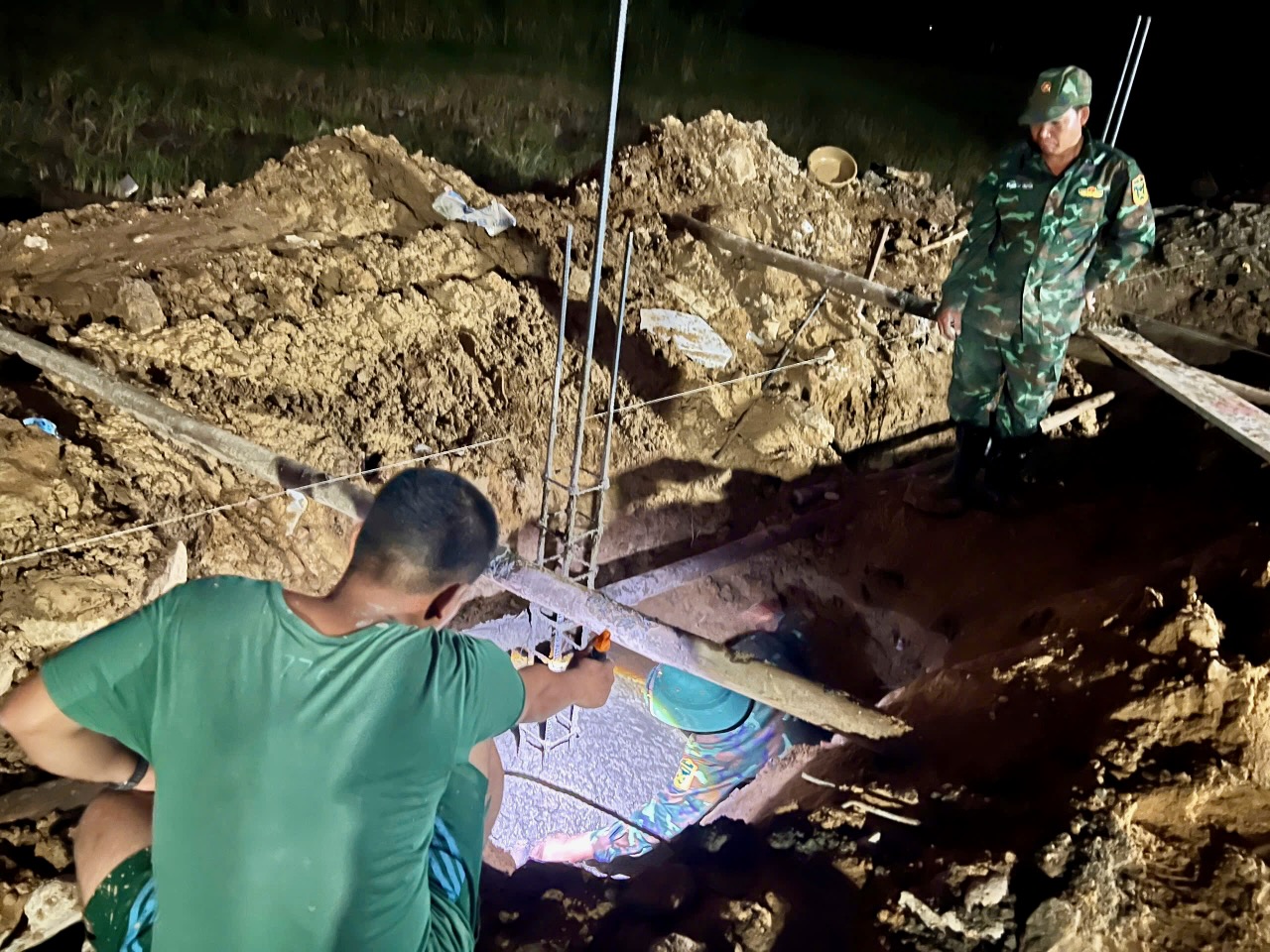 Bộ đội xuyên đêm xây nhà cho dân vùng lũ Phú Yên 10 xây nhà - Ảnh 9.