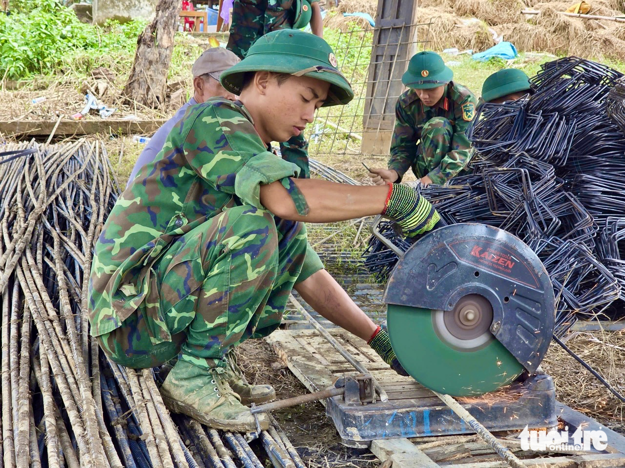 Bộ đội xuyên đêm xây nhà cho dân vùng lũ Phú Yên 11 xây nhà - Ảnh 10.