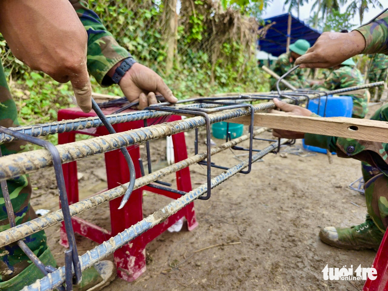 Bộ đội xuyên đêm xây nhà cho dân vùng lũ Phú Yên 12 xây nhà - Ảnh 11.
