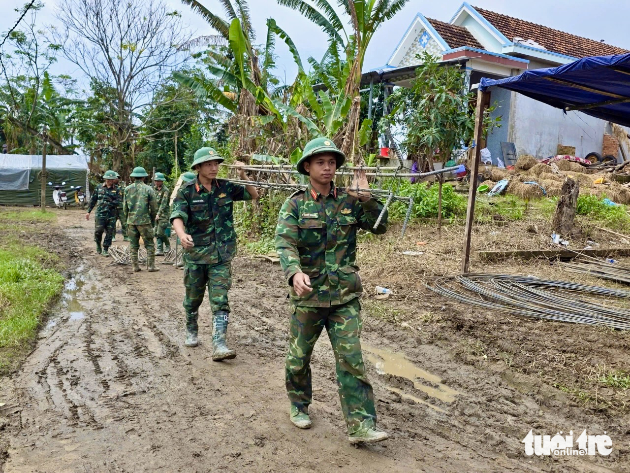 Bộ đội xuyên đêm xây nhà cho dân vùng lũ Phú Yên 13 xây nhà - Ảnh 12.