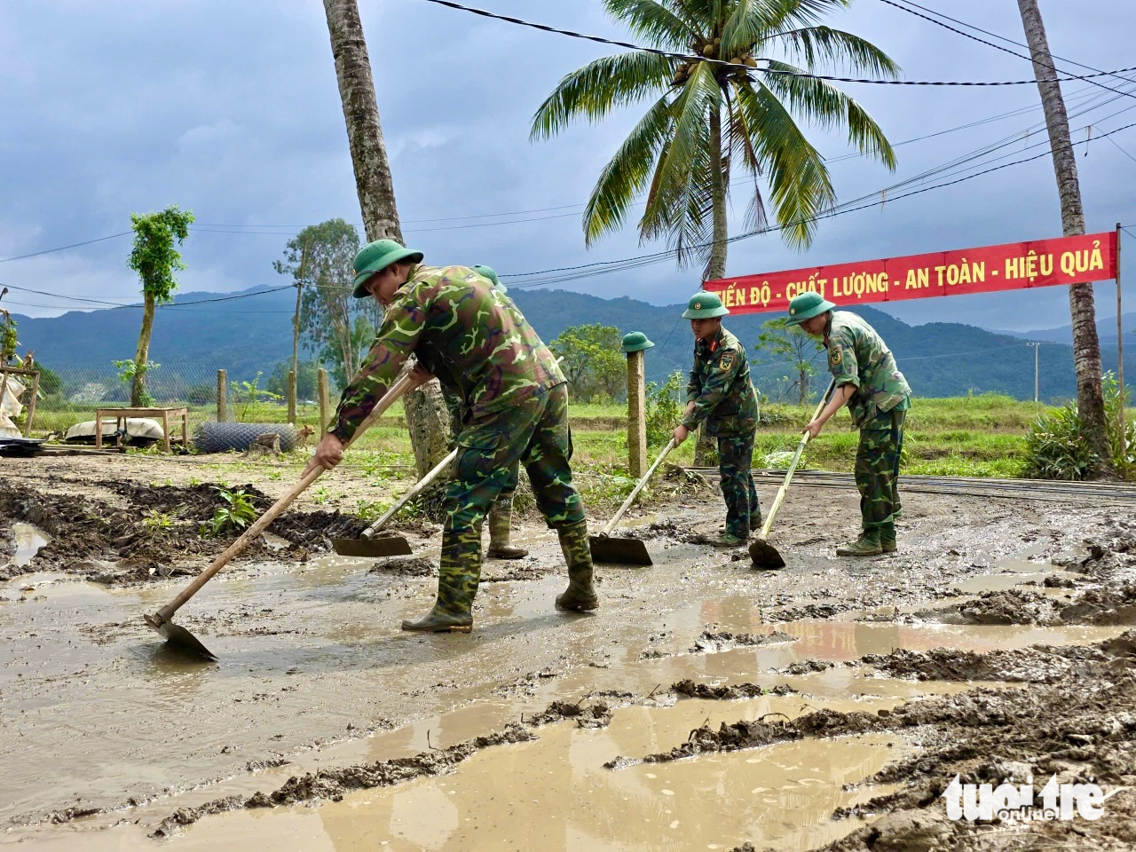 Bộ đội xuyên đêm xây nhà cho dân vùng lũ Phú Yên 14 Bộ đội xuyên đêm xây nhà cho dân vùng lũ Phú Yên - Ảnh 14.