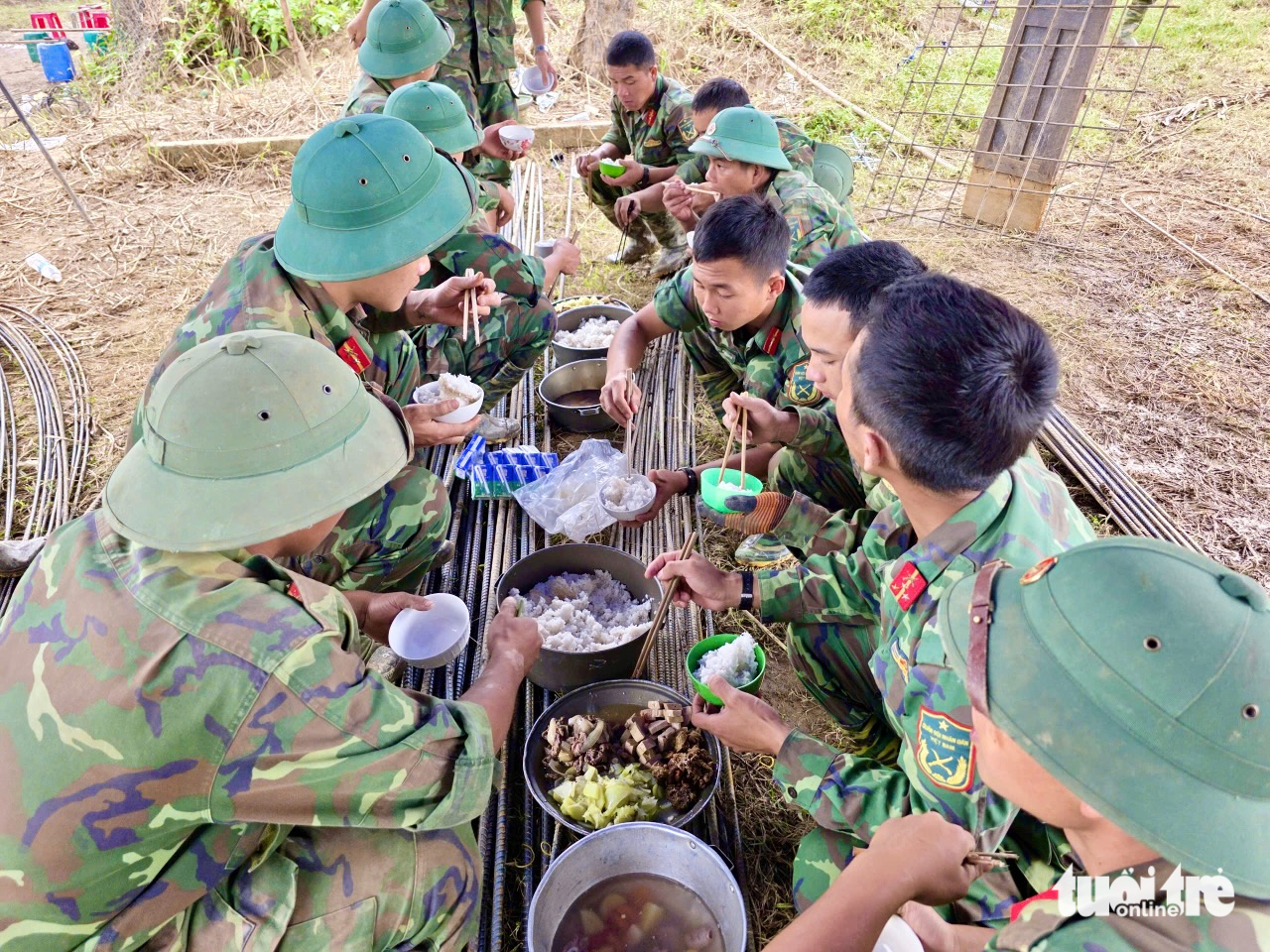 Bộ đội xuyên đêm xây nhà cho dân vùng lũ Phú Yên 15 xây nhà - Ảnh 14.