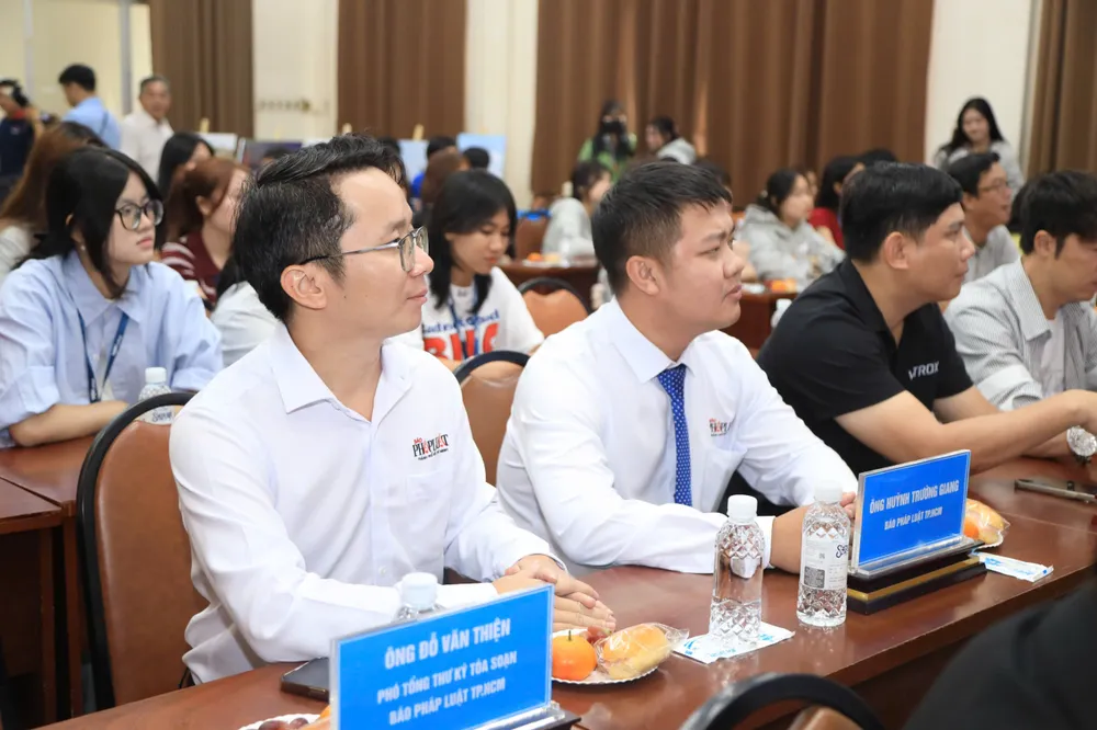 Ông Đỗ Văn Thiện, Phó Tổng Thư ký Tòa soạn báo Pháp Luật TP.HCM và nhà báo Huỳnh Trường Giang, Giám khảo cuộc thi. Ảnh: NGUYỆT NHI cuộc thi ảnh (30).jpg