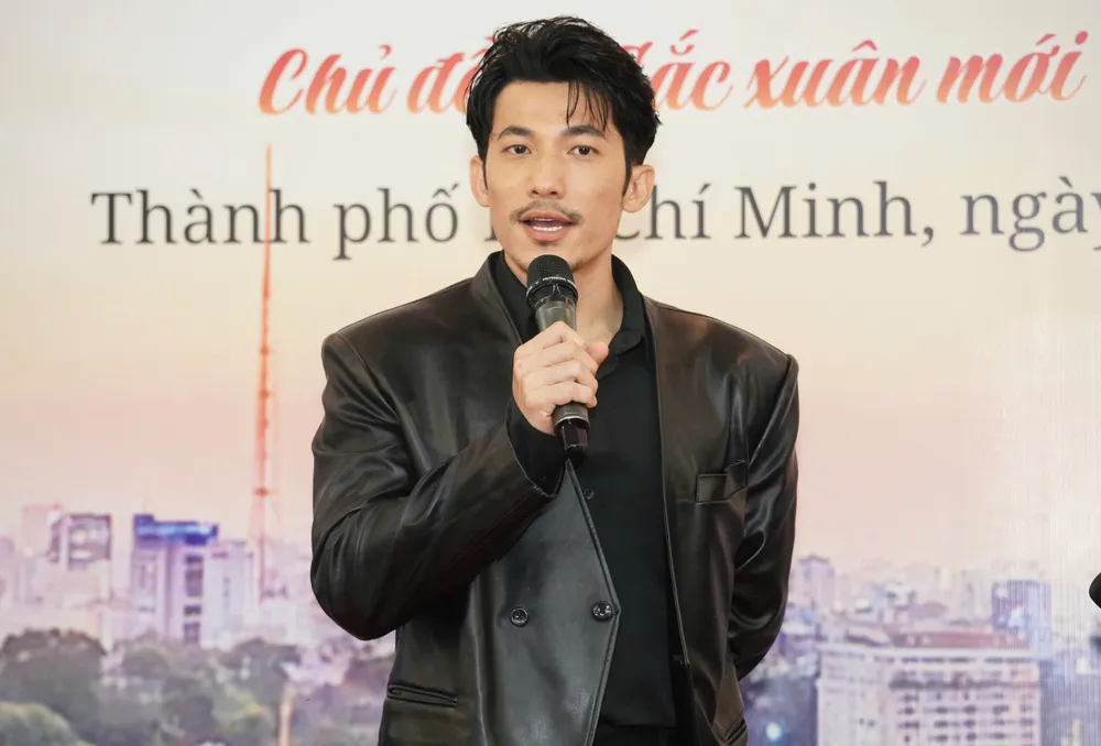 Diễn viên Liên Bỉnh Phát, Đại sứ cuộc thi ảnh "TP.HCM - Sắc màu mới" chia sẻ tại cuộc thi ảnh. Ảnh: THUẬN VĂN cuộc thi ảnh (24).jpg