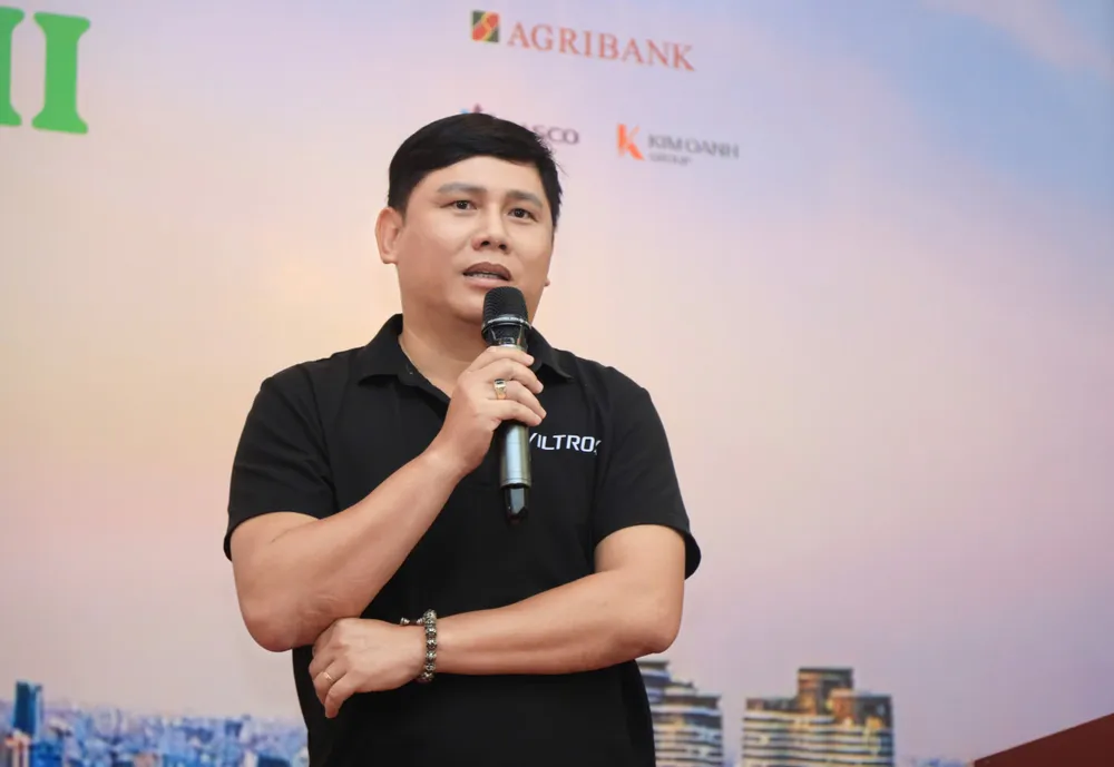 Nhiếp ảnh gia Nguyễn Tấn Tuấn, Giám khảo cuộc thi ảnh "TP.HCM - Sắc màu mới" lần 2 chia sẻ. Ảnh: NGUYỆT NHI cuộc thi ảnh (21).jpg