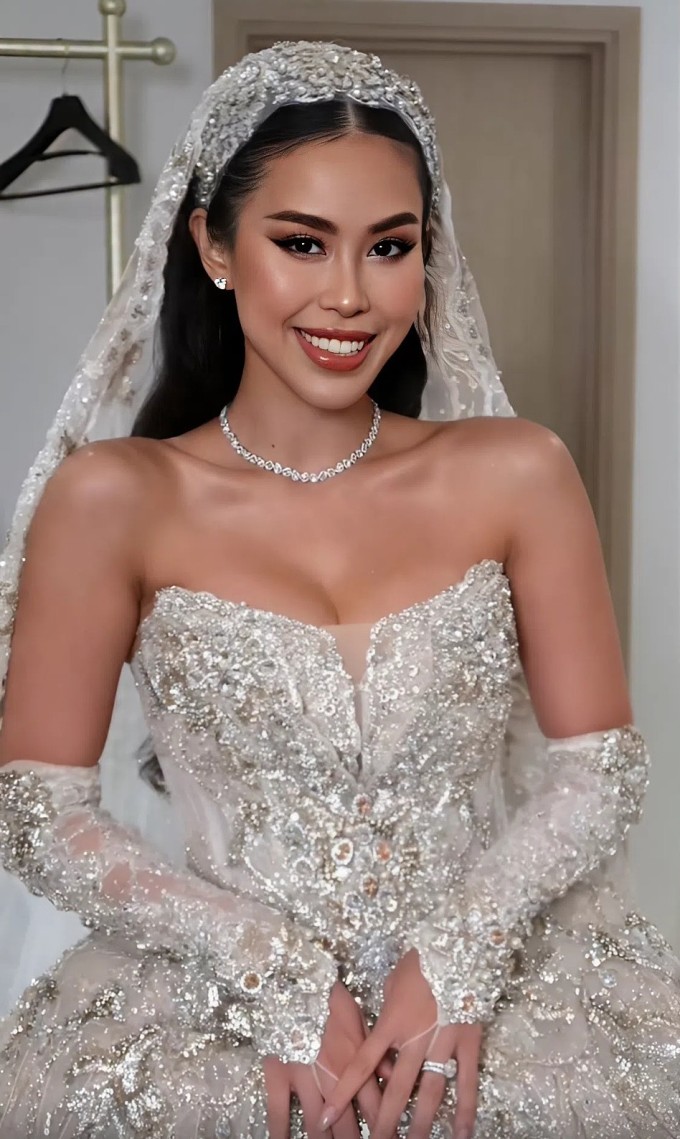 Tiên Nguyễn diện váy cưới đính hàng nghìn viên đá quý 3 Tiên Nguyễn chọn thiết kế váy cưới đính hàng nghìn viên đá quý của thương hiệu Jimmy Choo khi đón khách trong tiệc tối 7/12.