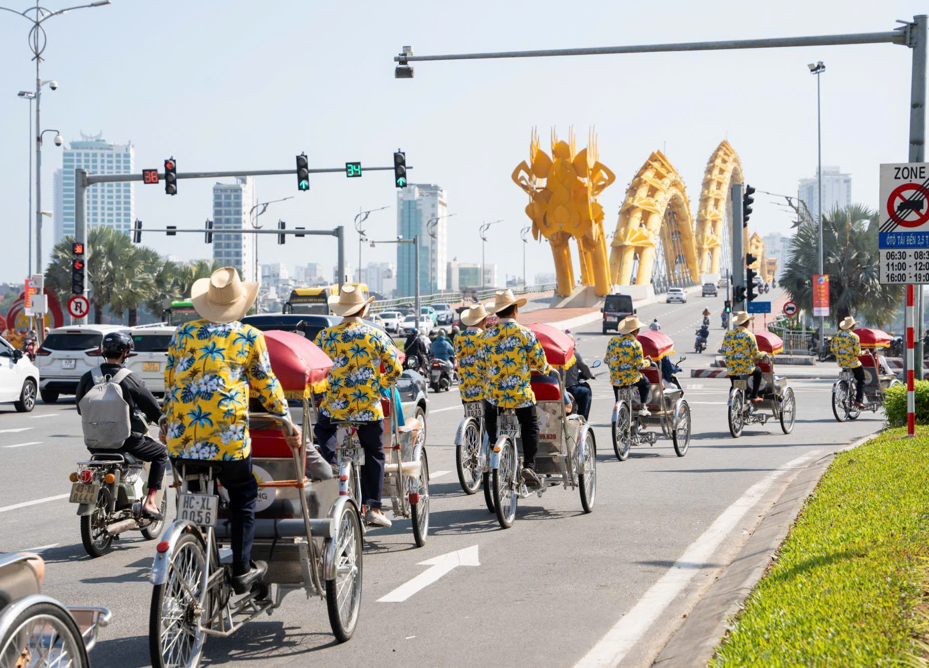 Đà Nẵng mở lớp dạy tiếng Hàn cho tài xế xích lô - Ảnh 2.