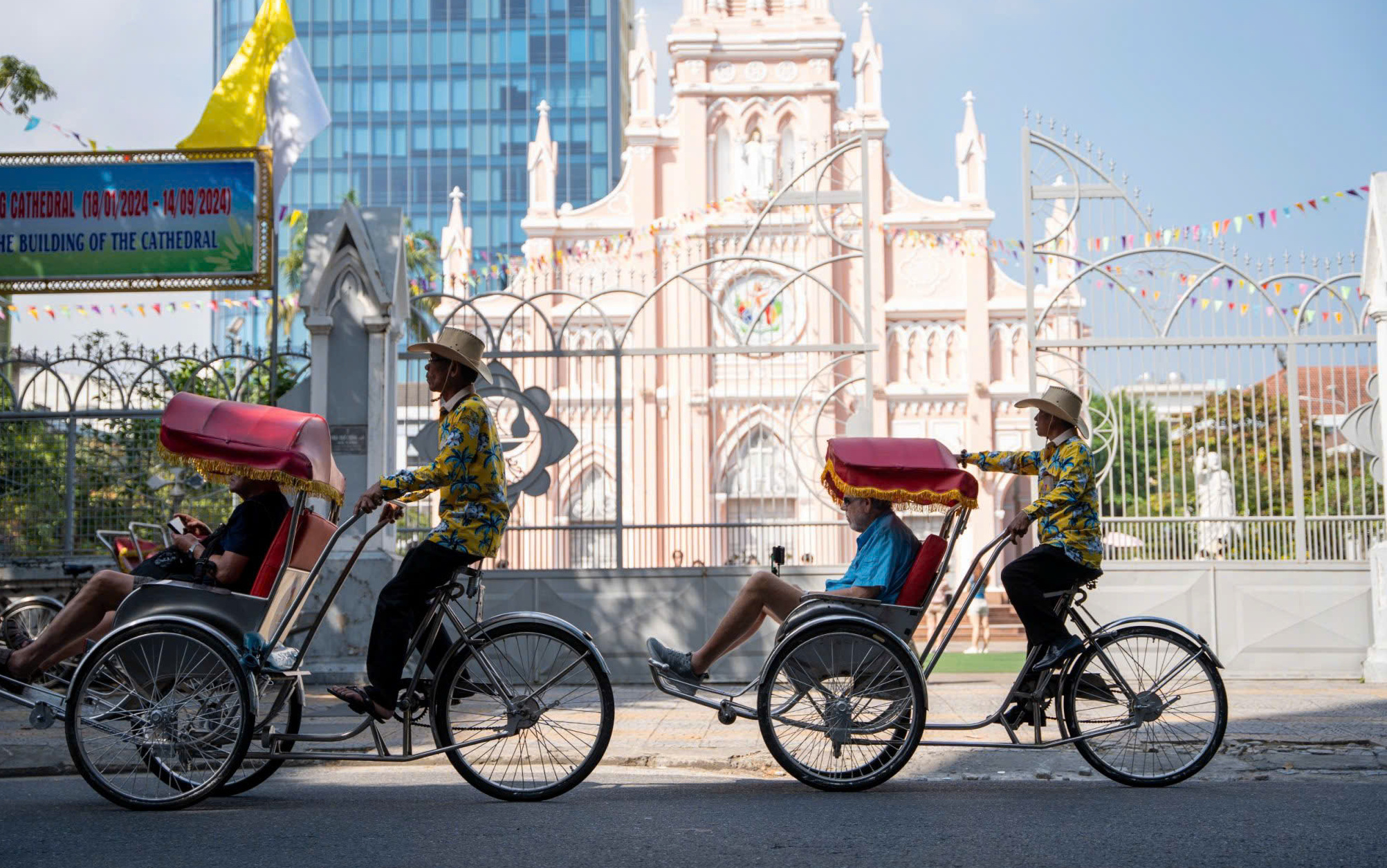 Đà Nẵng mở lớp dạy tiếng Hàn cho tài xế xích lô - Ảnh 3.