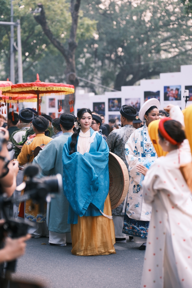 H’Hen Niê, con gái Quyền Linhtái hiện vẻ đẹp cổ phục Việt trong 'Bách Hoa hỷ sự' - Ảnh 2.