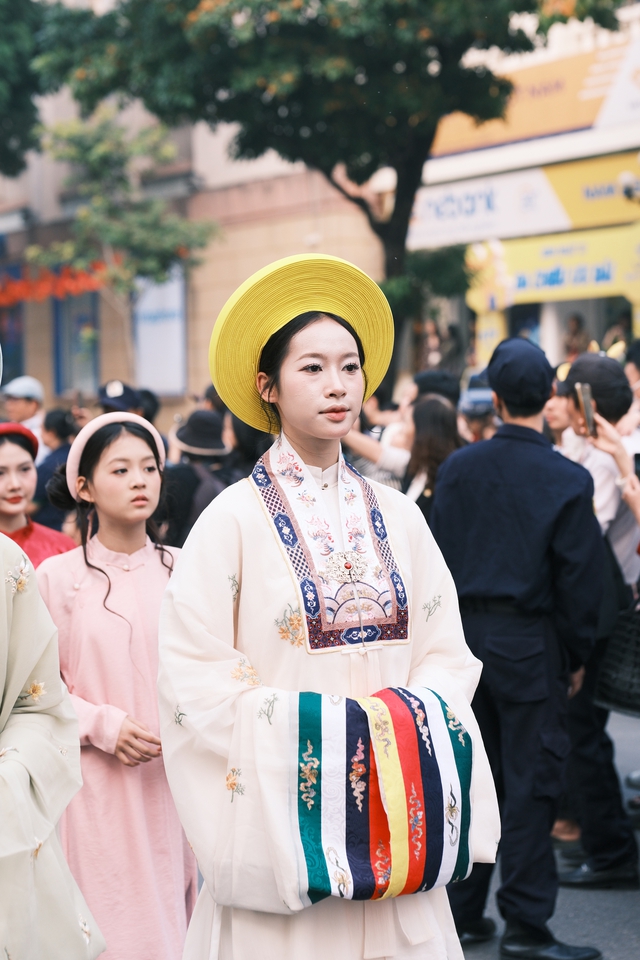 H’Hen Niê, con gái Quyền Linhtái hiện vẻ đẹp cổ phục Việt trong 'Bách Hoa hỷ sự' - Ảnh 4.