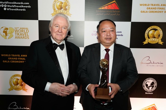 Ông Phan Huy Ngọc, Chủ tịch UBND tỉnh Tuyên Quang, nhận giải thưởng WTA. Ảnh: BTC