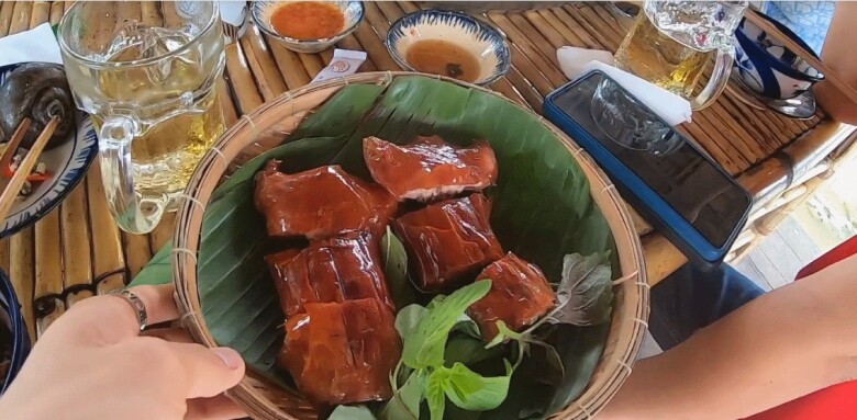 Đặc sản Đồng Tháp không phải ai cũng dám thử, khách sành ăn khen giòn rụm, ngon 3 Để cho ra món chuột đồng quay lu ngon, người ta thường chọn con to, mập, còn sống, cân nặng đạt từ vài lạng trở lên. Ảnh: Nhàn Kato Vlog