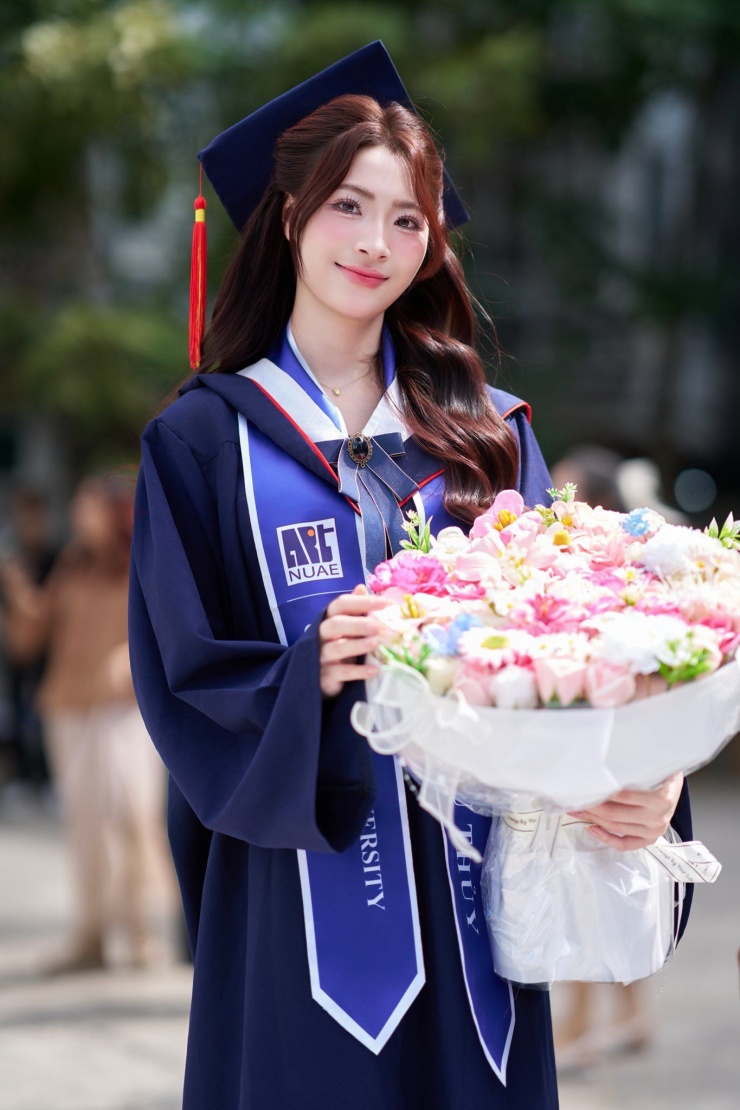 3 người đẹp quê Hưng Yên lọt top Miss World Vietnam 2025, là ai? 4 Bùi Thu Thủy tốt nghiệp trường Đại học Sư phạm Nghệ thuật Trung ương. Song song việc học tập tại trường, 10X còn theo đuổi hoạt động nghệ thuật, đảm nhận vai trò mẫu ảnh, mẫu quảng cáo cho nhiều thương hiệu nổi tiếng. Ngoài ra, Thu Thủy cũng từng tham gia vai nữ chính trong MV “Người đơn phương yêu kẻ đơn phương” của ca sĩ Đan Trường.