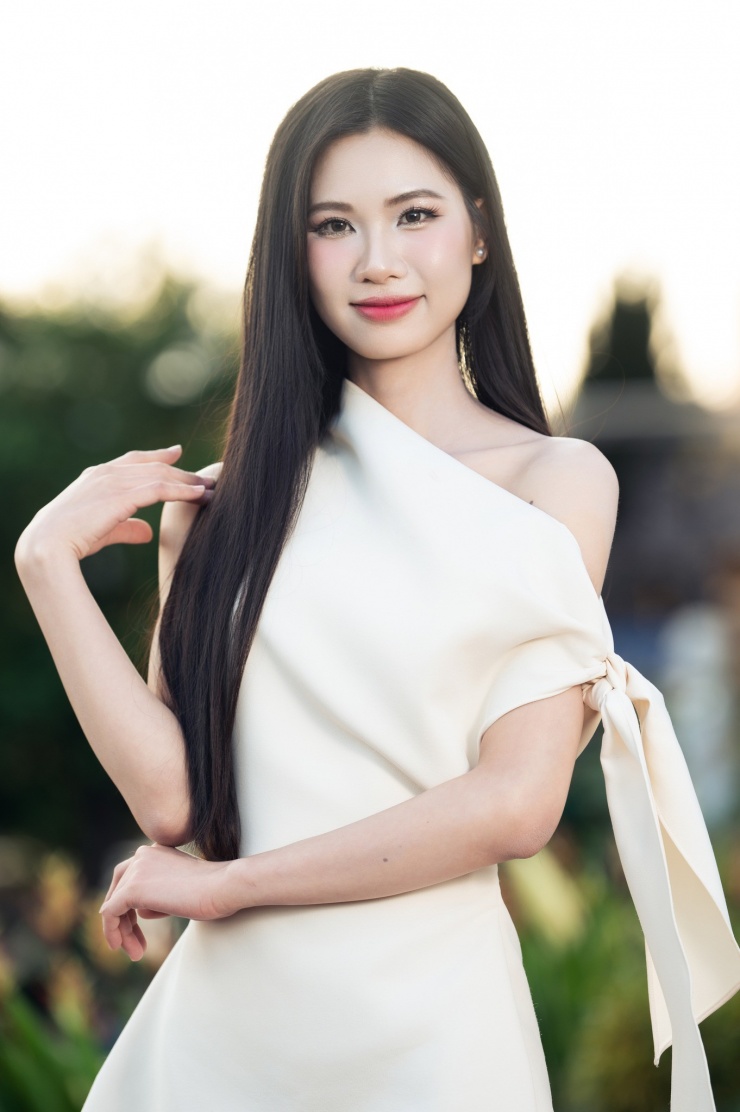 3 người đẹp quê Hưng Yên lọt top Miss World Vietnam 2025, là ai? 16 Không có nhiều kinh nghiệm showbiz như 2 người đẹp cùng quê Hưng Yên nhưng theo Linh Mai, là một người con của quê lúa – nơi nuôi dưỡng tôi bằng sự mộc mạc, kiên cường và ý chí vươn lên – cô luôn mang trong mình khát vọng vượt qua giới hạn bản thân và lan tỏa những điều tốt đẹp đến cộng đồng.