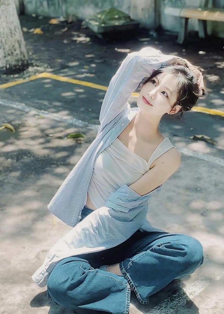 3 người đẹp quê Hưng Yên lọt top Miss World Vietnam 2025, là ai? 20 "Tôi mong muốn khắc họa hình ảnh người phụ nữ Việt Nam hiện đại: năng động, tự tin hội nhập nhưng vẫn giữ trọn chiều sâu văn hóa và giá trị truyền thống. Tôi tin rằng, bằng sự chân thành và nỗ lực, mình có thể lan tỏa năng lượng tích cực và truyền cảm hứng sống đẹp đến những người xung quanh", Linh Mai chia sẻ.