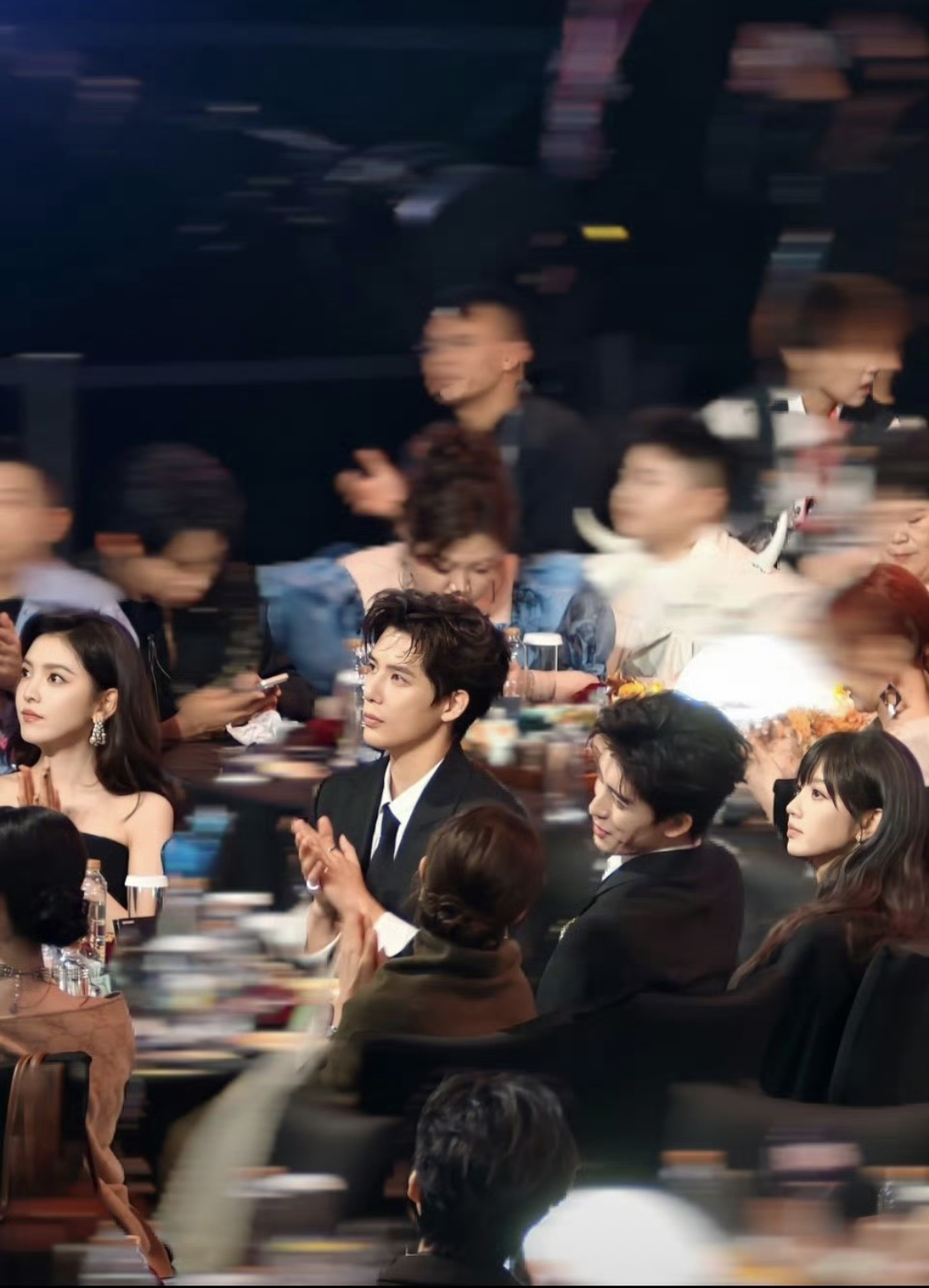 Nhìn cặp đôi này bên nhau mà viết được cả bộ tiểu thuyết: Nhà gái là công chúa ngôn tình, nhà trai đẹp quá thể đáng- Ảnh 2.