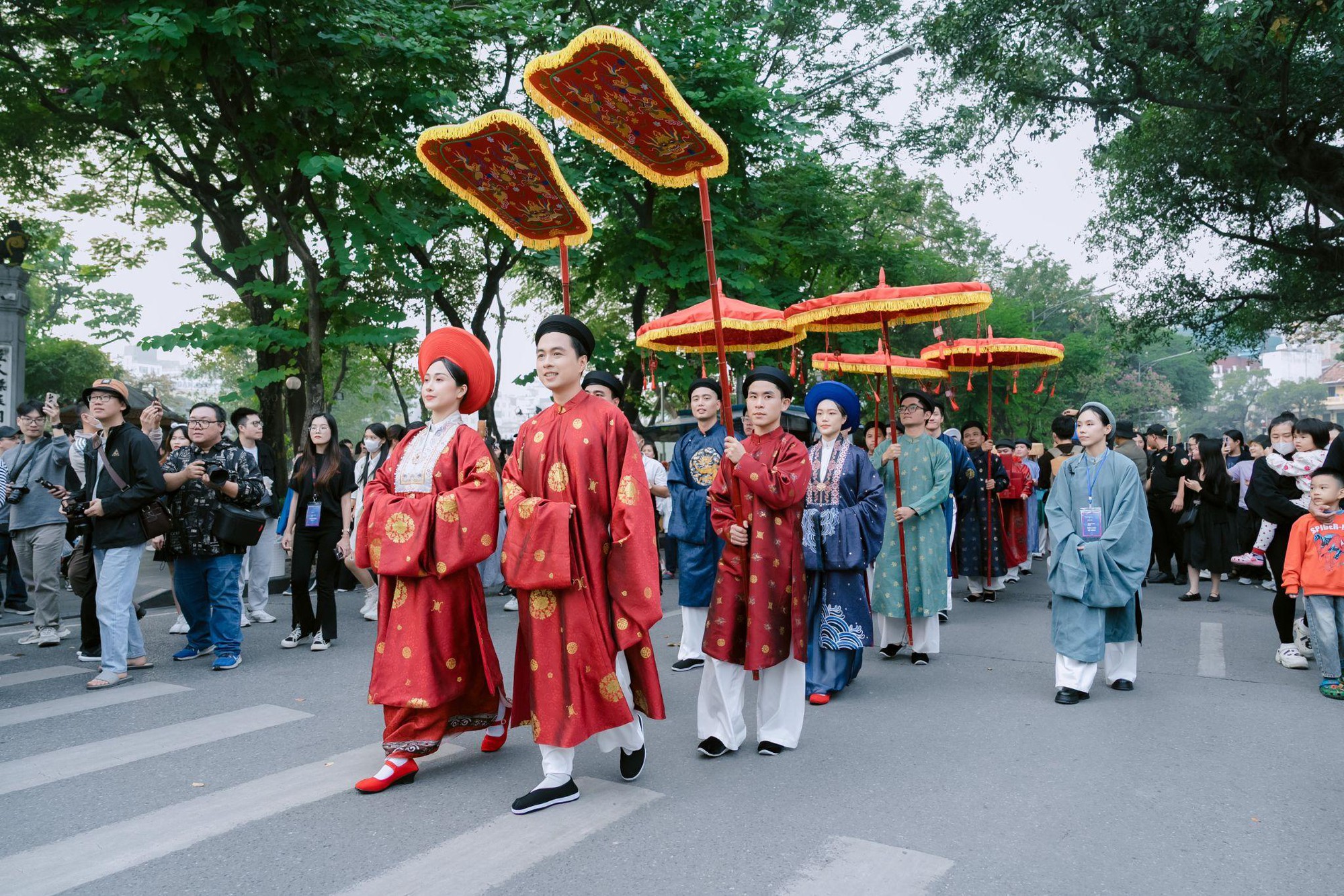 Mãn nhãn với màn diễu hành Việt phục quy mô lớn: Khi Bảo Tín Mạnh Hải hiện thực hóa giấc mơ văn hóa- Ảnh 2.