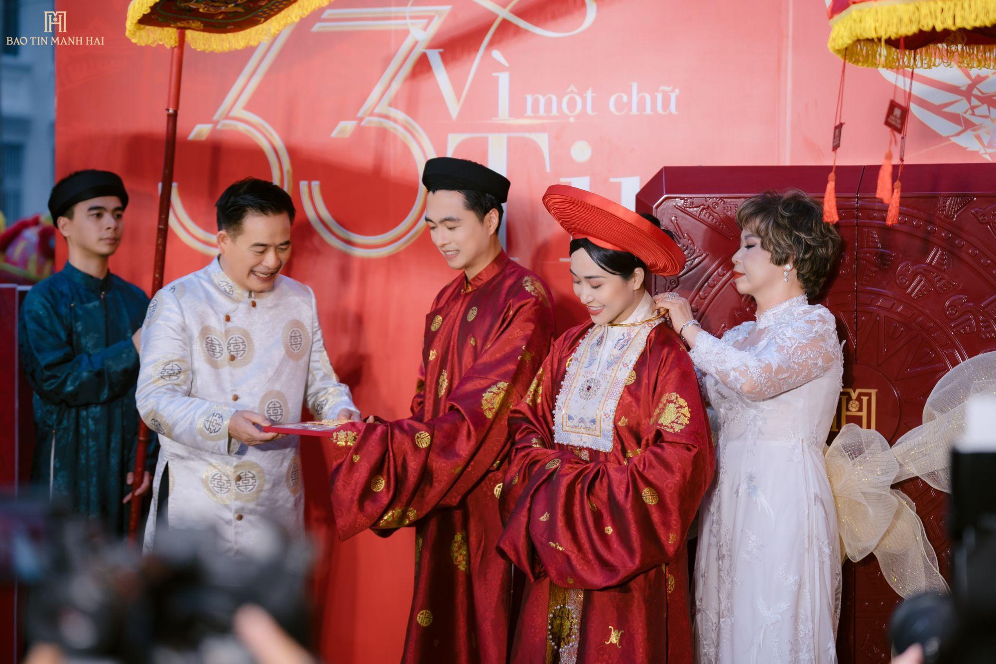 Mãn nhãn với màn diễu hành Việt phục quy mô lớn: Khi Bảo Tín Mạnh Hải hiện thực hóa giấc mơ văn hóa- Ảnh 3.