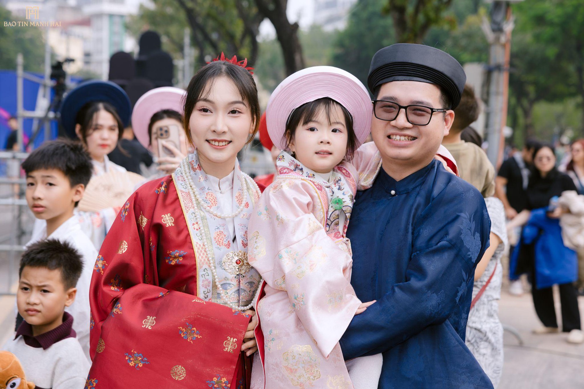 Mãn nhãn với màn diễu hành Việt phục quy mô lớn: Khi Bảo Tín Mạnh Hải hiện thực hóa giấc mơ văn hóa- Ảnh 4.