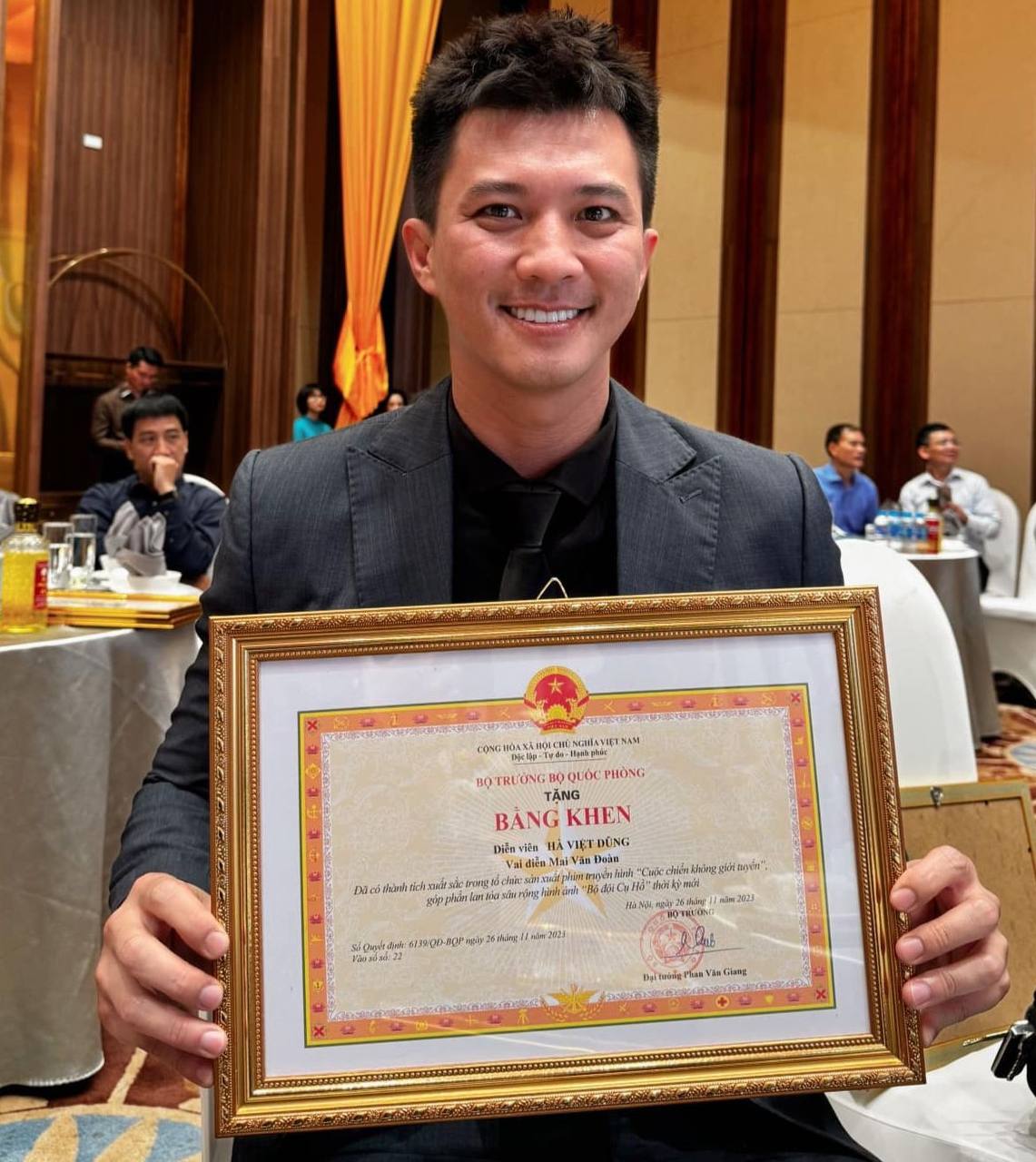 Tổng tài phim giờ vàng được Bộ Quốc Phòng khen thưởng: Hot boy bán nước mía đổi đời nhờ thi Siêu mẫu, visual không điểm chê- Ảnh 8. Tổng tài phim giờ vàng được Bộ Quốc Phòng khen thưởng: Hot boy bán nước mía đổi đời nhờ thi Siêu mẫu, visual không điểm chê- Ảnh 8.