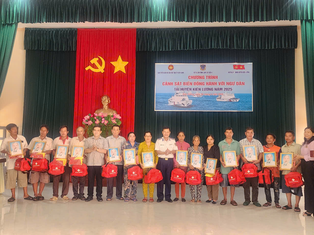 Bộ Tư lệnh Vùng Cảnh sát biển 4 đồng hành với ngư dân Kiên Lương - Ảnh 2.