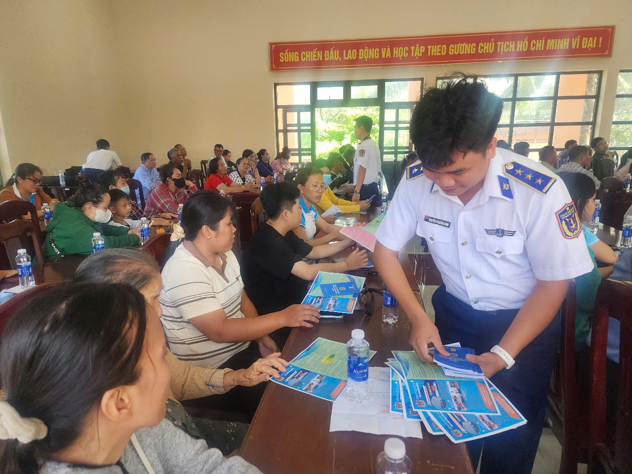 Bộ Tư lệnh Vùng Cảnh sát biển 4 đồng hành với ngư dân Kiên Lương - Ảnh 5.