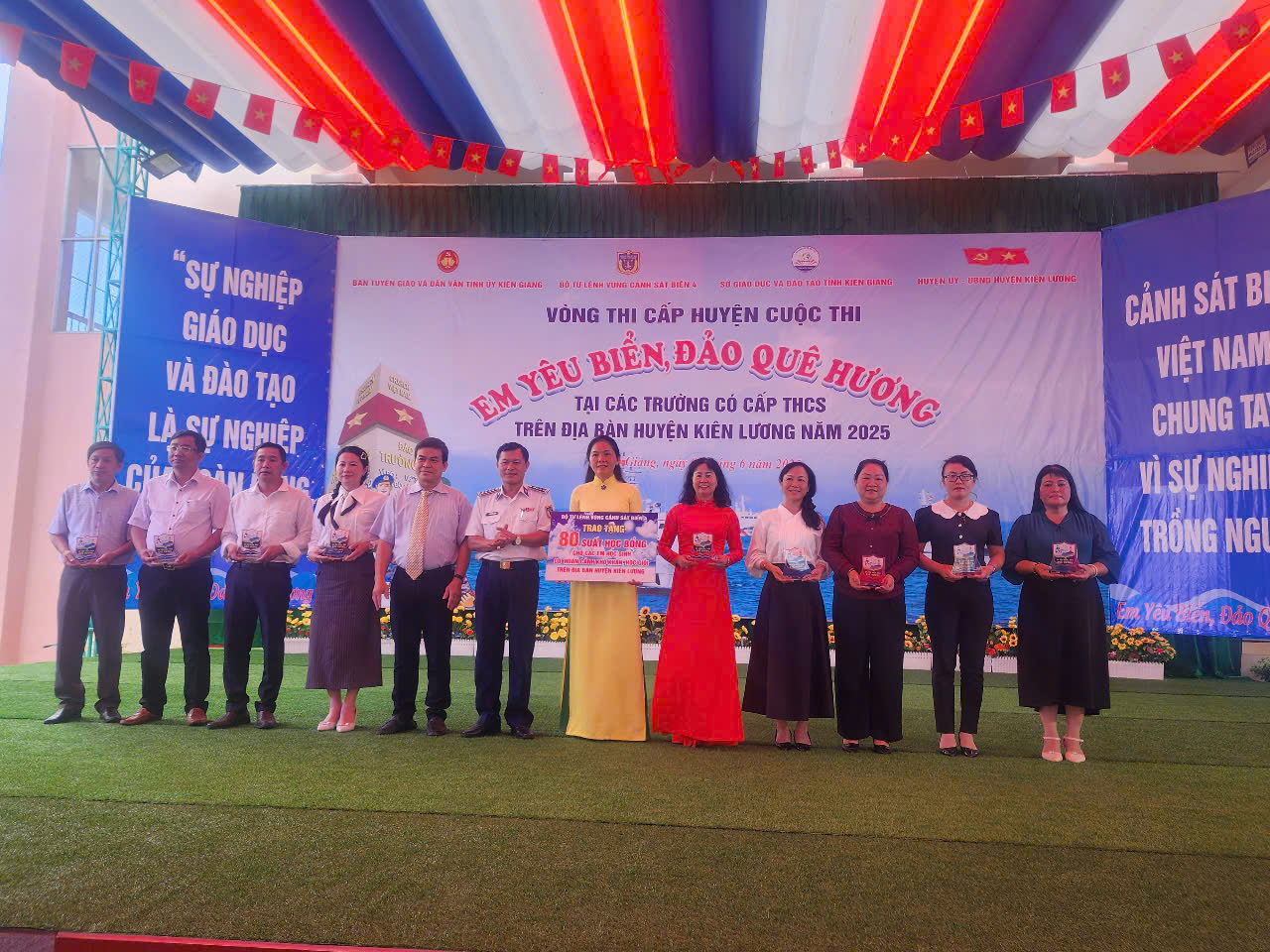 Bộ Tư lệnh Vùng Cảnh sát biển 4 đồng hành với ngư dân Kiên Lương - Ảnh 11.