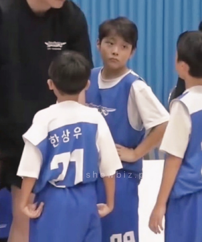Con trai 10 tuổi của Lee Byung Hun bất ngờ "chỉnh" người lớn, ngoại hình "nhặt" hết nét đẹp của bố mẹ 6 Hình ảnh của Joon Hoo trên sân bóng rổ từng khiến cộng đồng mạng bàn tán xôn xao. Cậu nhóc có khá nhiều nét của bố Lee Byung Hun.