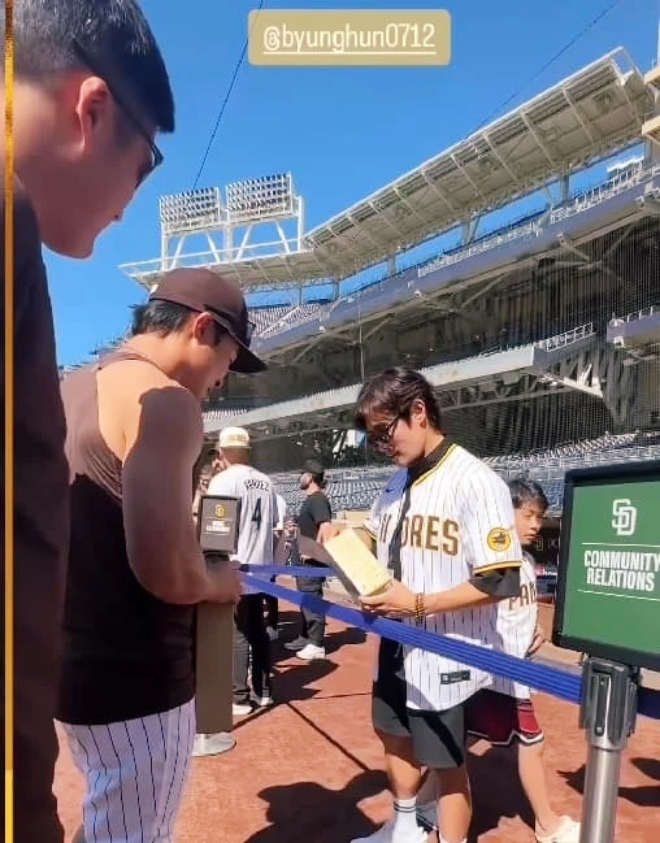 Con trai 10 tuổi của Lee Byung Hun bất ngờ "chỉnh" người lớn, ngoại hình "nhặt" hết nét đẹp của bố mẹ 9 Lee Byung Hun thường xuyên đưa con trai đi xem đấu bóng.