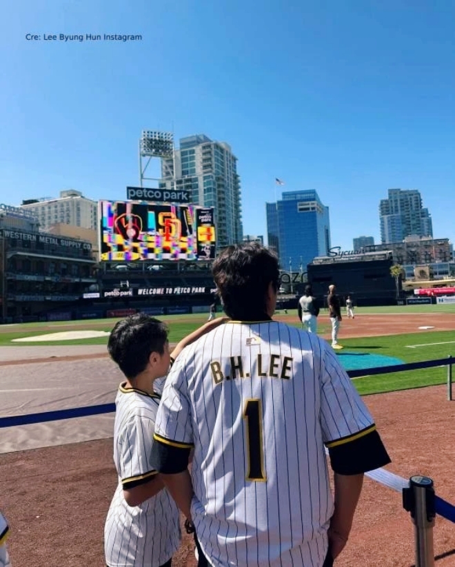 Con trai 10 tuổi của Lee Byung Hun bất ngờ "chỉnh" người lớn, ngoại hình "nhặt" hết nét đẹp của bố mẹ 10 Các hình ảnh của cậu bé đều là phía sau lưng.