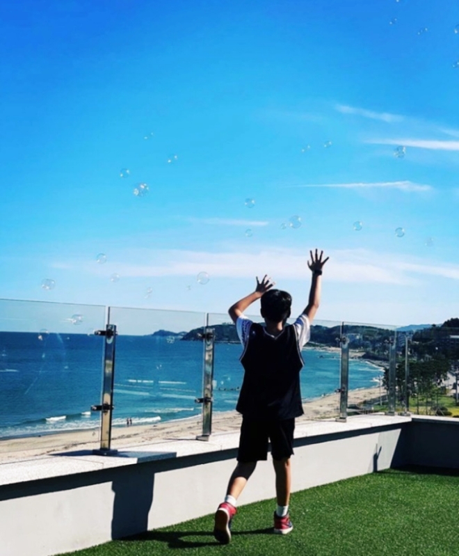 Con trai 10 tuổi của Lee Byung Hun bất ngờ "chỉnh" người lớn, ngoại hình "nhặt" hết nét đẹp của bố mẹ 12 Nếu như Lee Byung Hun chiều con thì Lee Min Jung từng khá nghiêm với quý tử.