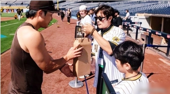 Con trai 10 tuổi của Lee Byung Hun bất ngờ "chỉnh" người lớn, ngoại hình "nhặt" hết nét đẹp của bố mẹ 11 Nam tài tử không muốn để lộ hình ảnh chi tiết của con trai.