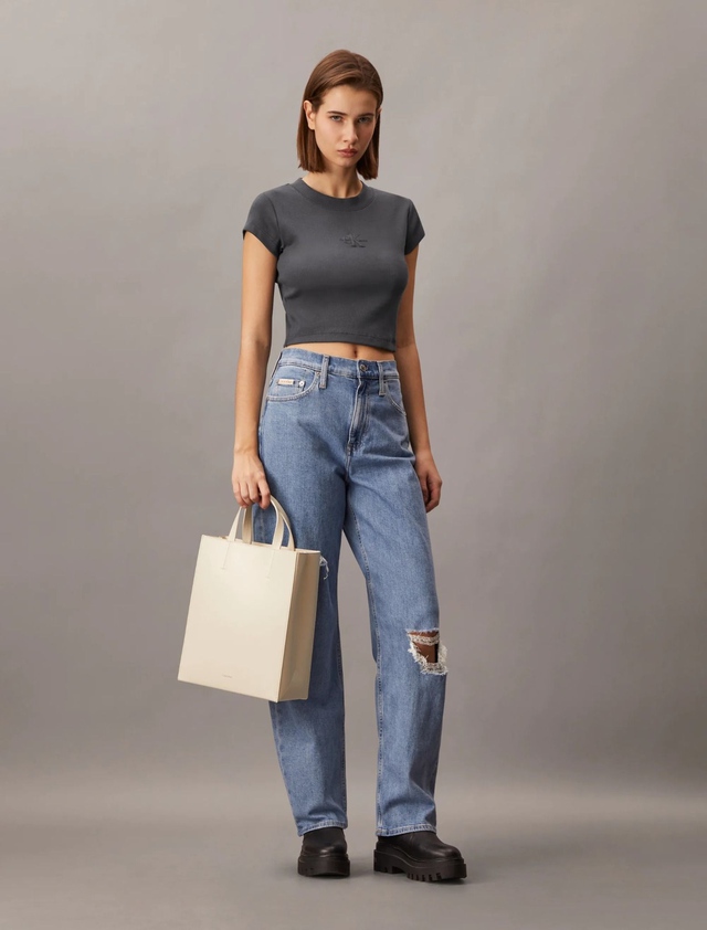 Áo baby tee - ‘vũ khí’ giúp phái đẹp nâng tầm phong cách chỉ trong tích tắc- Ảnh 2.