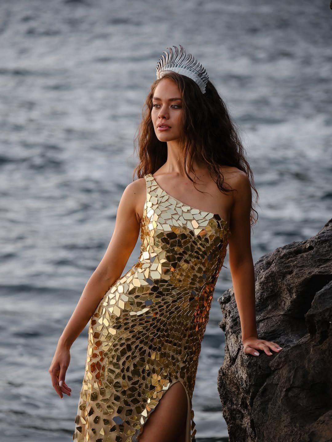 Giống như những người chiến thắng Hoa hậu Pháp trước đây, Deveze ​​​sẽ nhận được giải thưởng 57.000 euro (khoảng hơn 1,7 tỷ đồng). Số tiền này tương đương với giải thưởng mà người đẹp Clémence Botino nhận được vào năm 2020 khi đăng quang Hoa hậu Pháp. Deveze cũng nhận được một chiếc xe hơi, chuyến du lịch kéo dài một tuần, máy tính, trang phục...