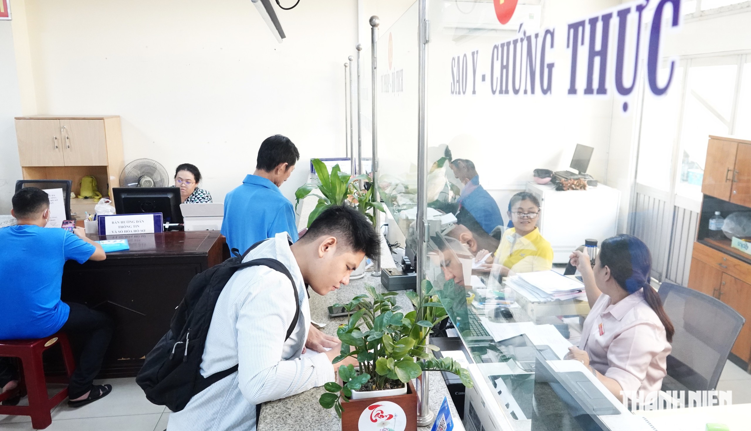 TP.HCM điều động công chức quy mô lớn 2 TP.HCM điều động công chức quy mô lớn - Ảnh 2.