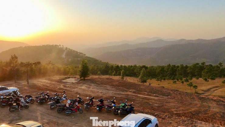 Du khách đổ xô đi cắm trại, check-in ở đồi cỏ phủ màu 'siêu thực' - 12