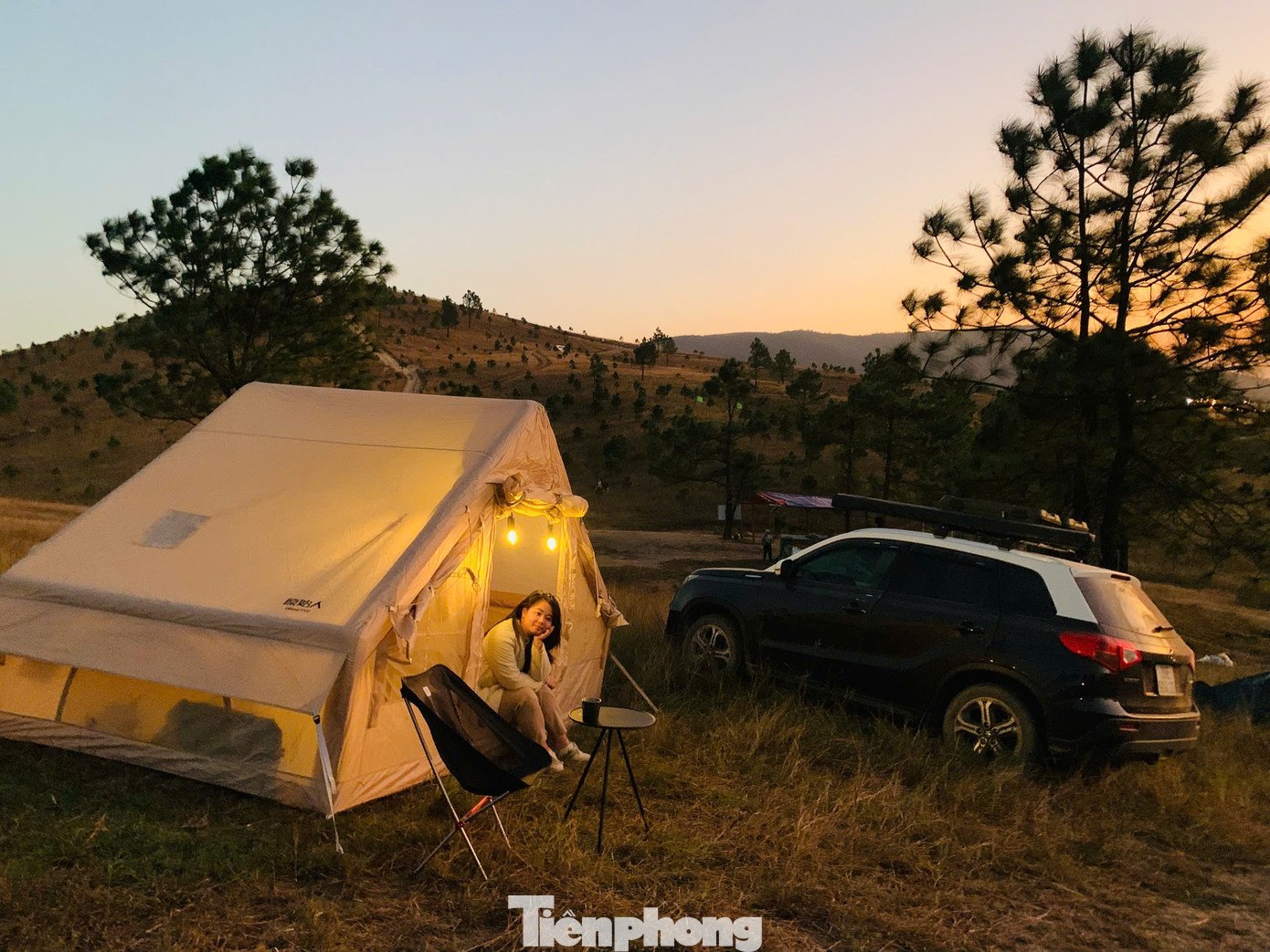 Du khách đổ xô đi cắm trại, check-in ở đồi cỏ phủ màu 'siêu thực' - 14