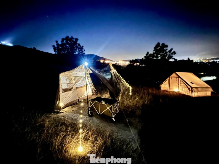 Du khách đổ xô đi cắm trại, check-in ở đồi cỏ phủ màu 'siêu thực' - 16