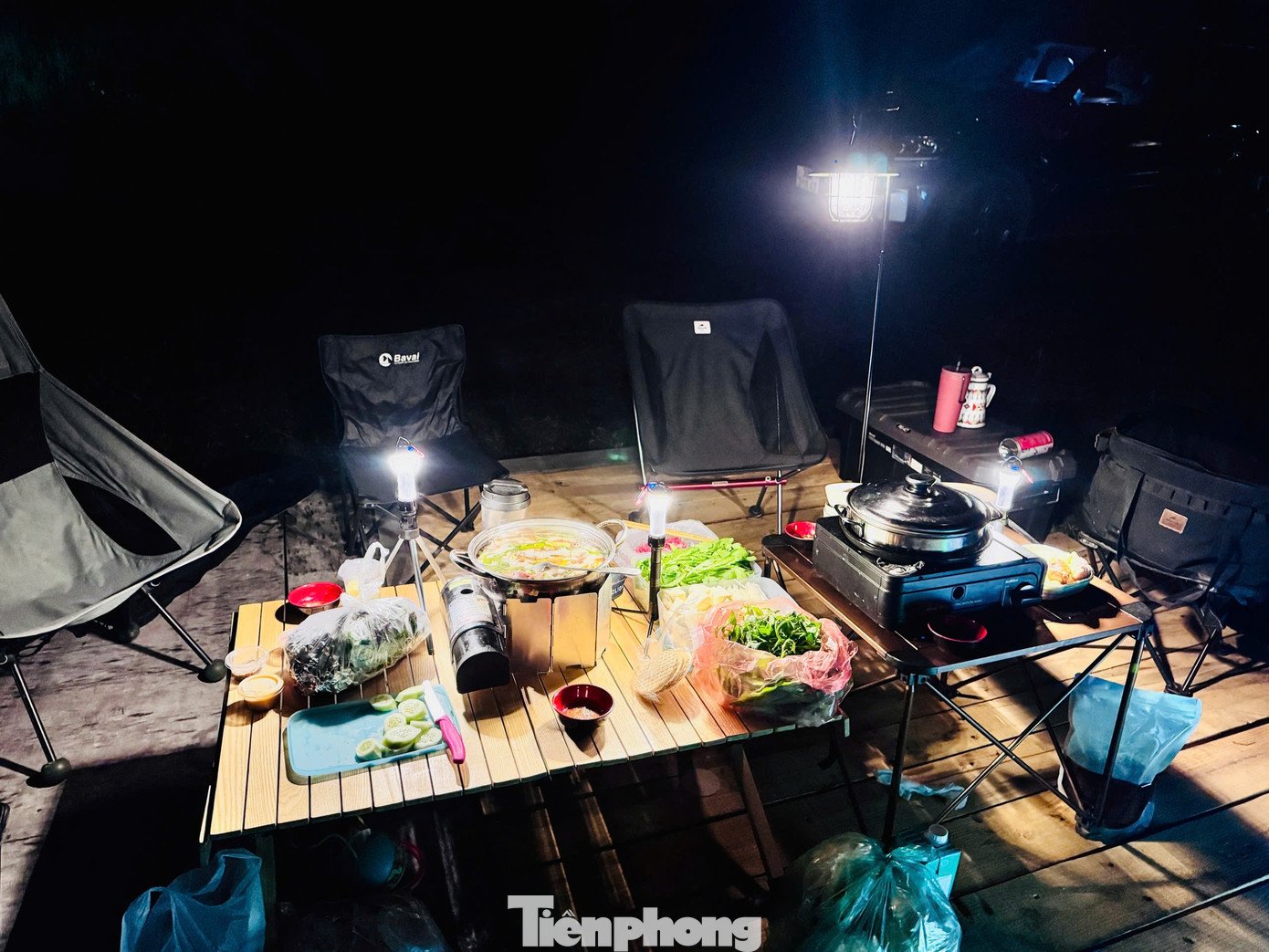 Du khách đổ xô đi cắm trại, check-in ở đồi cỏ phủ màu 'siêu thực' - 18