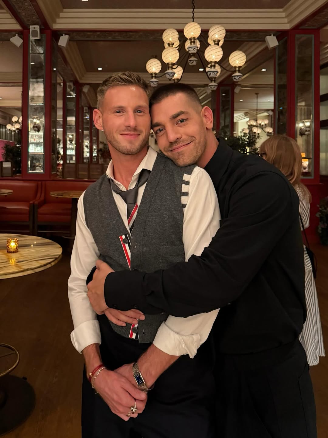 Sao nam được bạn trai đồng tính cực phẩm kề cận chăm sóc sau khi nhập viện khẩn cấp vì thuốc lá điện tử- Ảnh 5. Sao nam được bạn trai đồng tính cực phẩm kề cận chăm sóc sau khi nhập viện khẩn cấp vì thuốc lá điện tử- Ảnh 5.