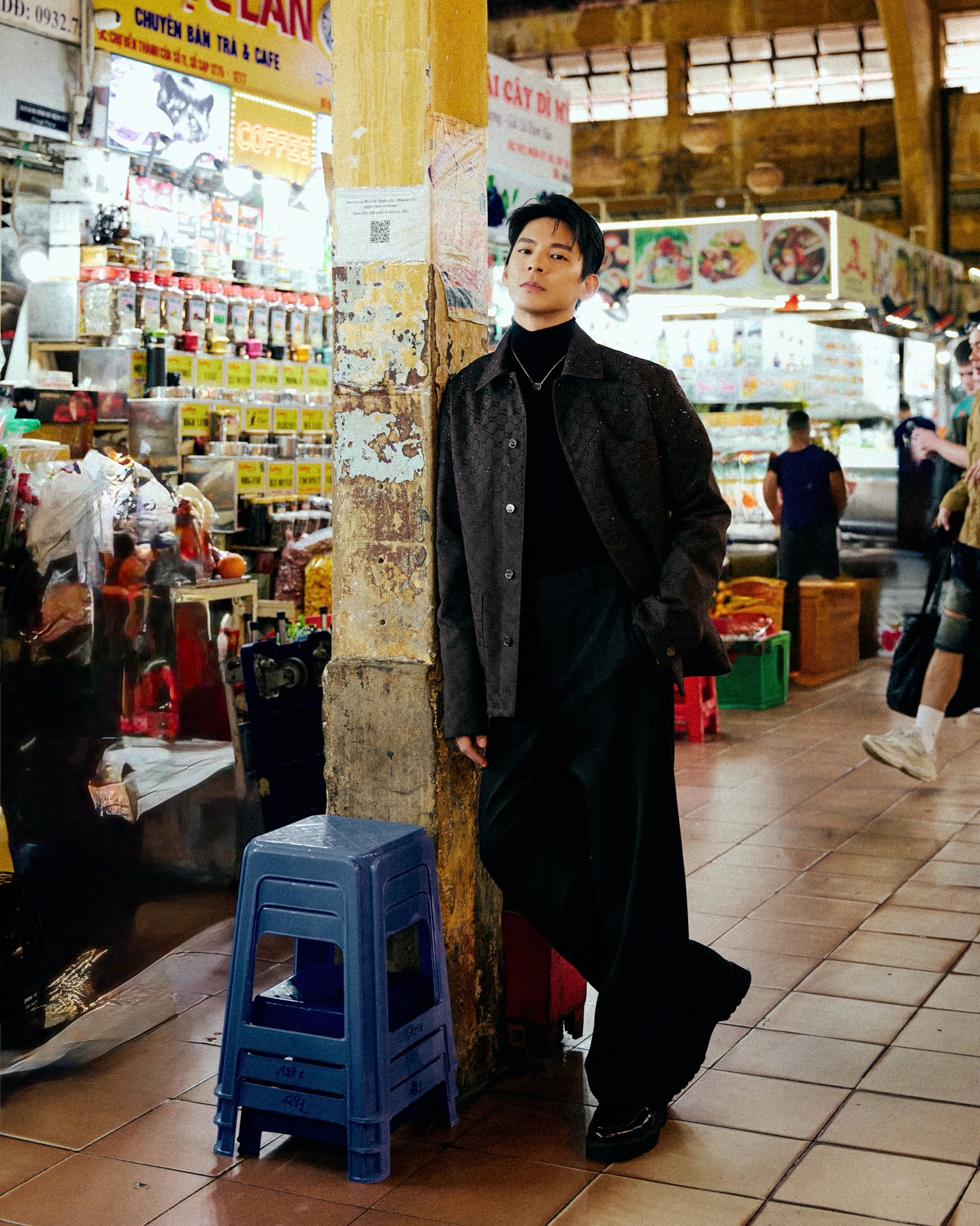 Lộ ảnh nam thần hạng A đình đám châu Á đi chợ Bến Thành, ngồi ăn chè mà đẹp hơn cả bìa tạp chí- Ảnh 3.