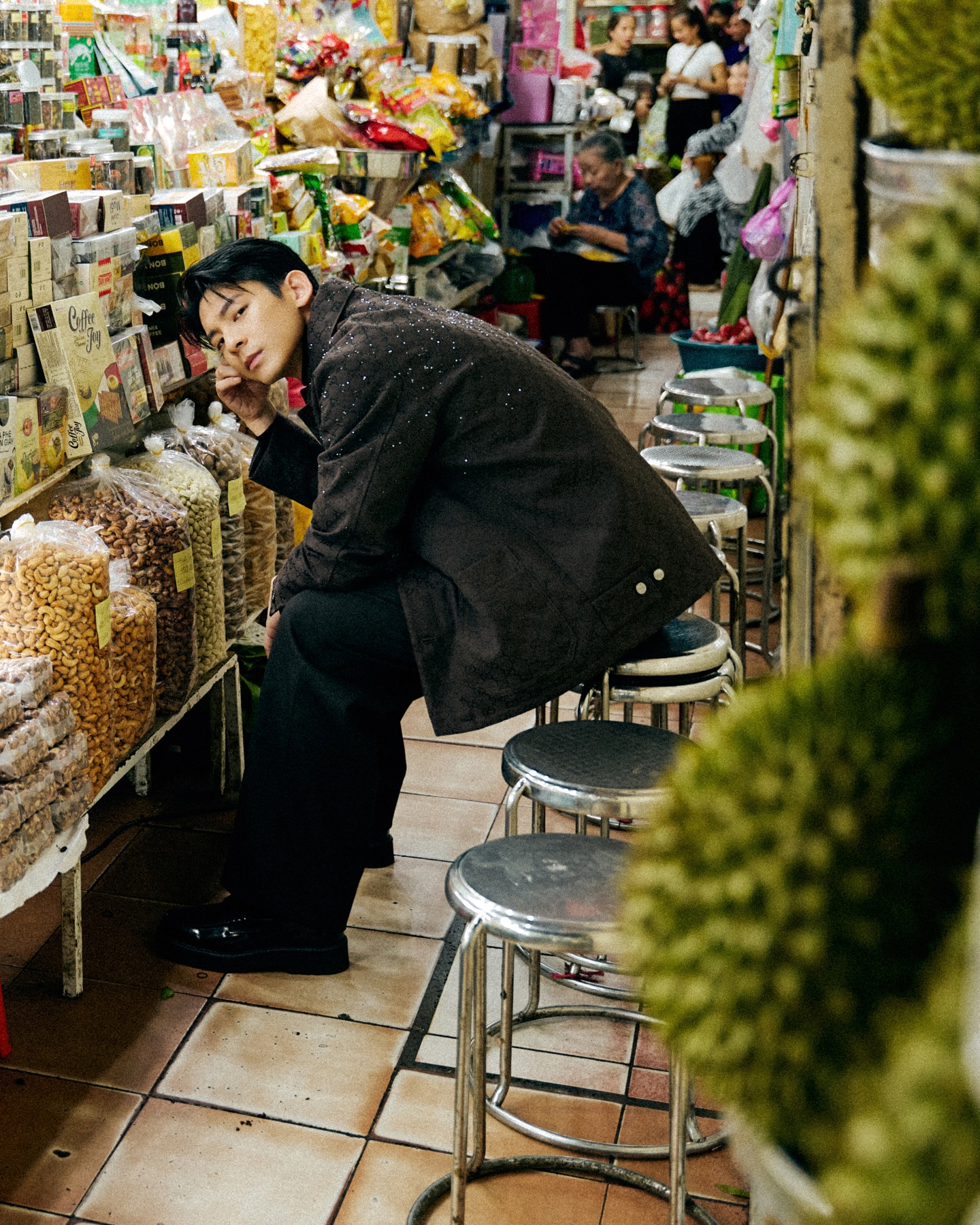 Lộ ảnh nam thần hạng A đình đám châu Á đi chợ Bến Thành, ngồi ăn chè mà đẹp hơn cả bìa tạp chí- Ảnh 4.