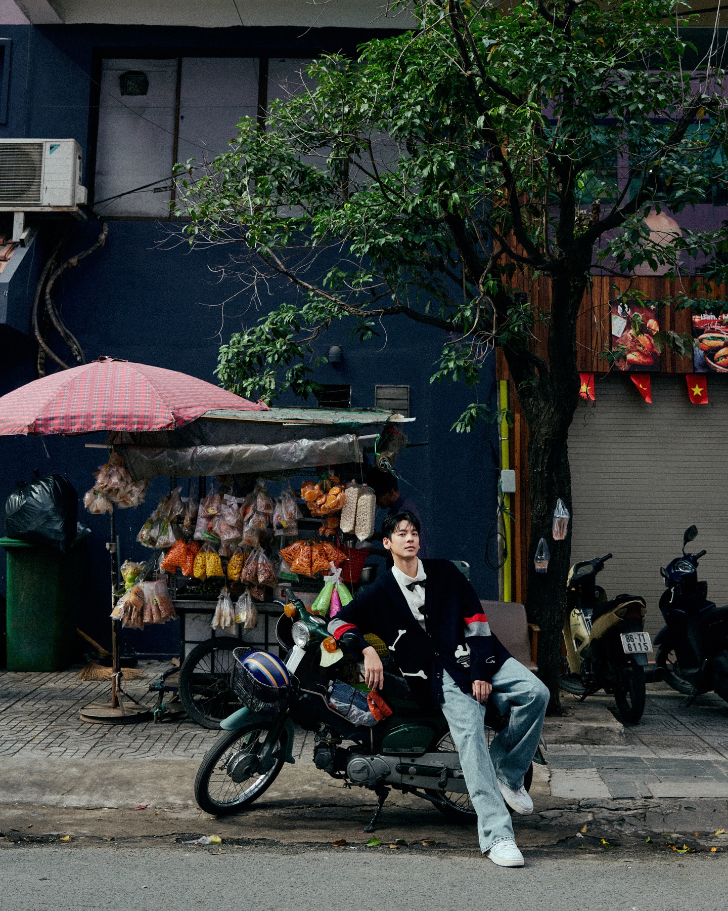 Lộ ảnh nam thần hạng A đình đám châu Á đi chợ Bến Thành, ngồi ăn chè mà đẹp hơn cả bìa tạp chí- Ảnh 6.